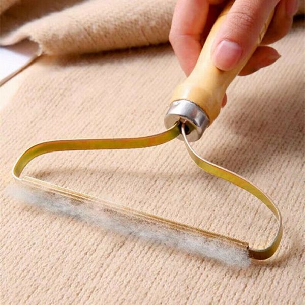 Dispozitiv cu lama din cupru si maner din lemn, 13.5 x 17.5cm, pentru indepartat scame
