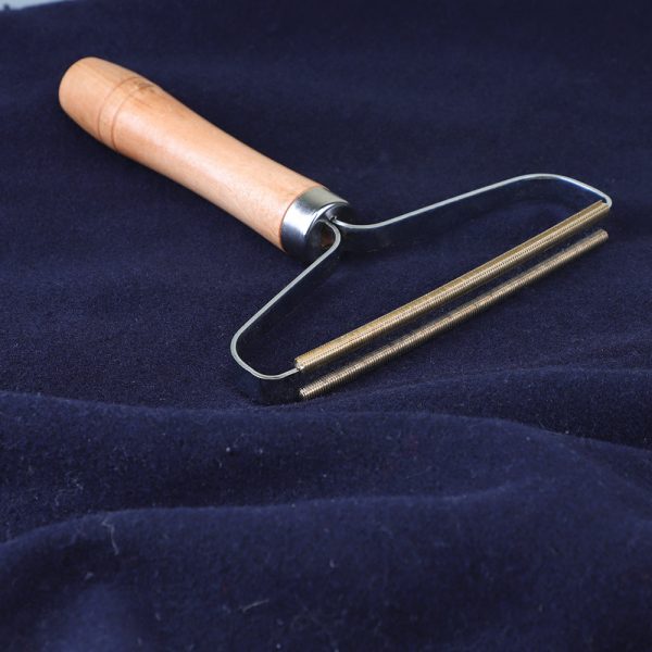 Dispozitiv cu lama din cupru si maner din lemn, 13.5 x 17.5cm, pentru indepartat scame