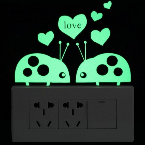 Sticker fosforescent Lady Bug Love, pentru intrerupator/priza, 10×10 cm, culoare verde